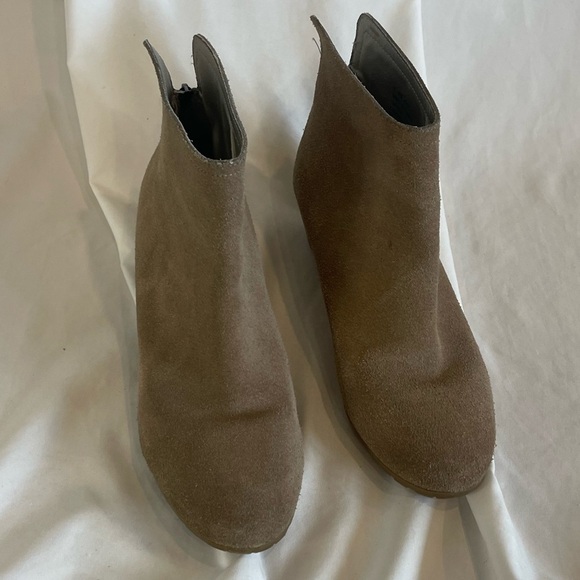 Kenneth Cole Reaction Beige/Tan suede Pilage ankle Booties heel Tassel Zip Sz 7 - Picture 2 of 13